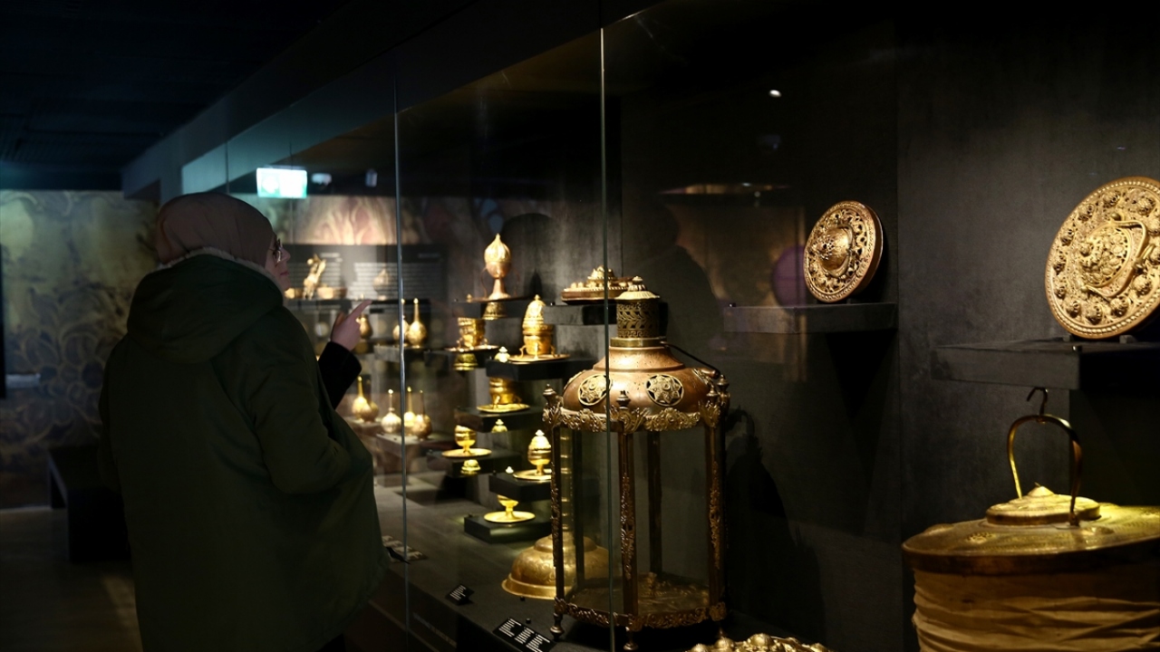 Osmanlı İmparatorluğu’nda, 16. yüzyılda altın çağına ulaşmış ancak günümüzde icra edilmeyen Tombak sanatını meraklılarıyla buluşturan sergi 28 Nisan`a kadar gezilebilecek.