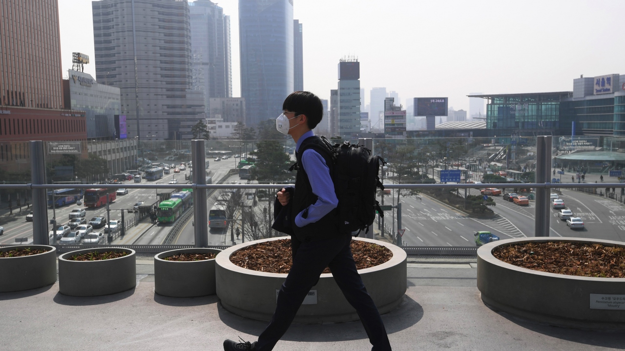 Güney Kore Çevre Bakanlığından yapılan açıklamaya göre, havadaki zararlı partikül oranını ölçen PM2.5 değeri, başkent Seul`de 134 seviyesine çıktı.