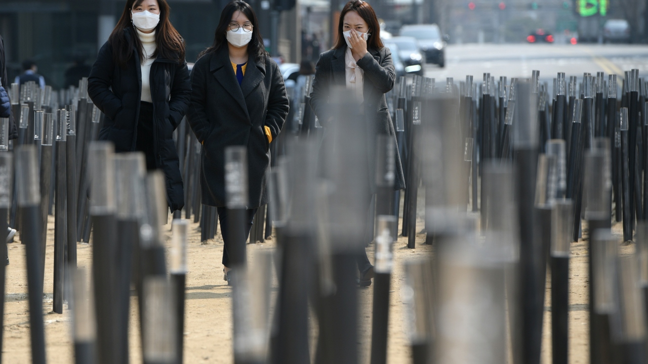 Ülkede hava kirliliğinin tehlikeli boyutlara ulaşması nedeniyle Seul büyükşehir bölgesinde kayıtlı toplam ağırlığı 2,5 ton ve üzeri dizel araçların kullanımına sınırlama getirildi.