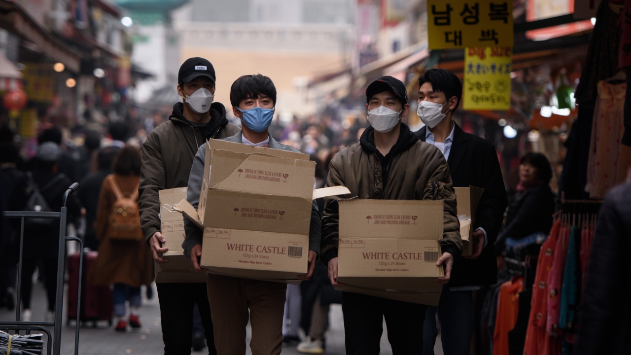 Tedbirler kapsamında getirilen kuralları ihlal edenlere 100 bin won (yaklaşık 477 lira) para cezası verileceği duyuruldu.