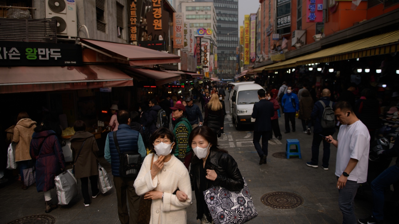 Diğer yandan kömür yakıtlı enerji santralleri, çelik fabrikaları ve birçok işletmedeki çalışma saatlerinde değişikliğe gidileceği, ülkenin en büyük adası Jeju`da ise "acil durum" tedbirleri alınacağı açıklandı.