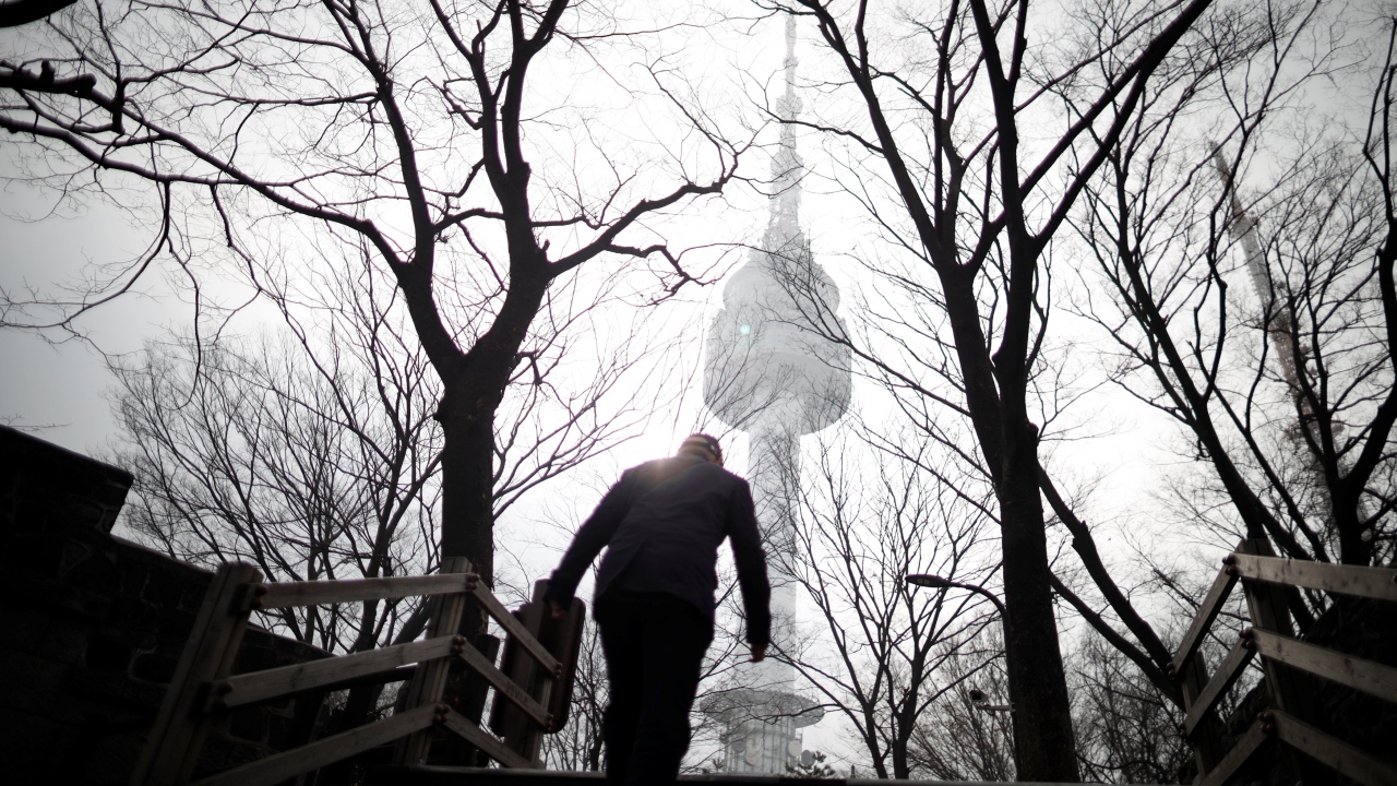 Güney Kore makamları, PM2.5 değeri 35 seviyesinin üstündeki hava kalitesini "kötü", 75`in üzerini ise "çok kötü" olarak sınıflandırıyor.