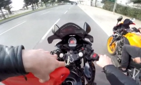 Motosikletli sürücü seyir halindeyken deposuna benzin doldurdu