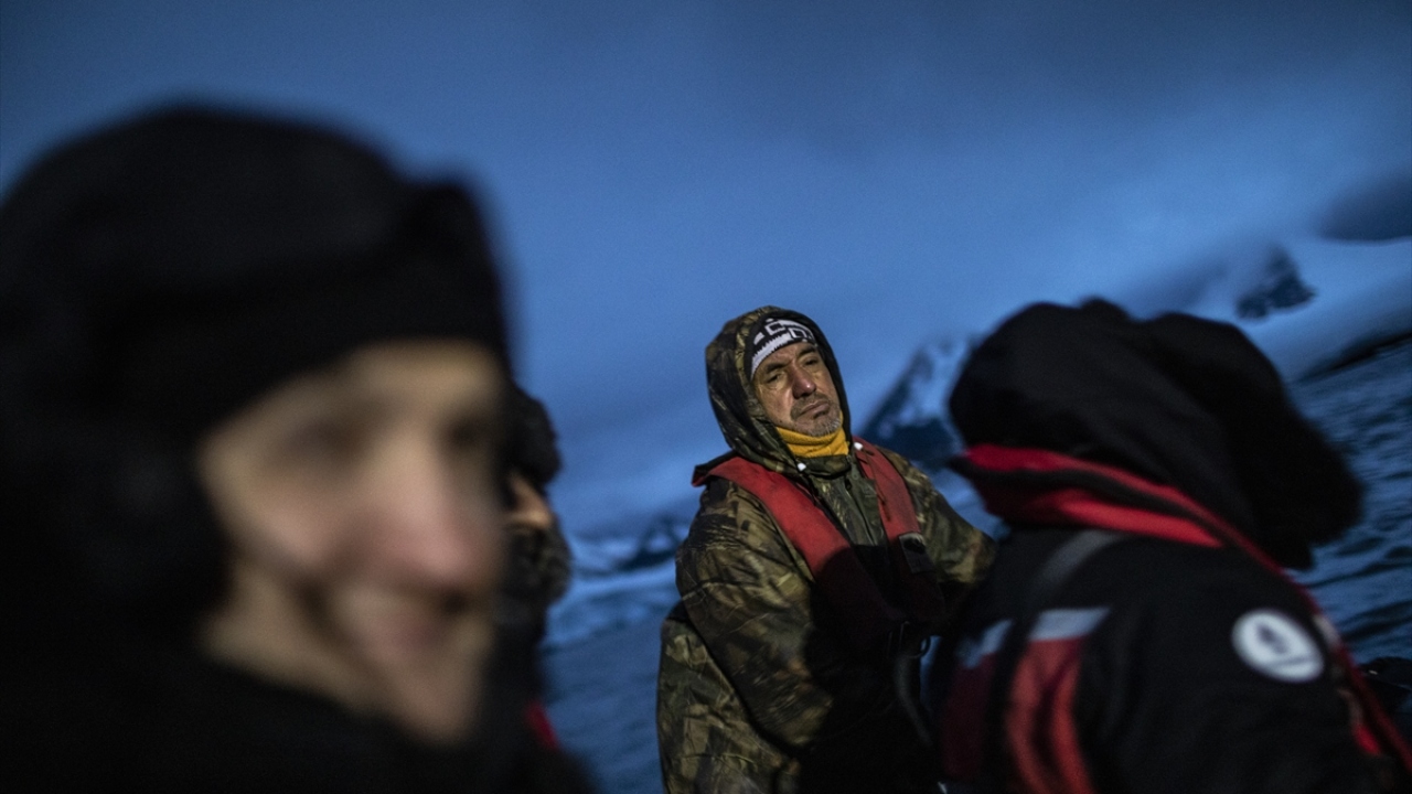 Karadeniz Teknik Üniversitesi Deniz Bilimleri Fakültesi Öğretim Üyesi Prof. Dr. Ersan Başar, Antarktika’da çalışmanın oldukça zor olduğunu, kıtanın insanların planlarına izin vermediğini söyledi. 