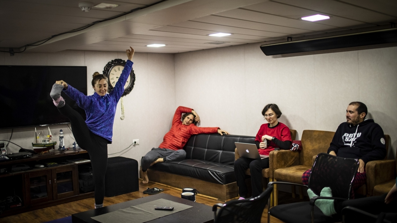 Bilim insanları, gemide olduğu zamanları sahadan topladıkları örnekler üzerinde çalışarak, spor yaparak, film ya da belgesel izleyerek, bilimsel çalışmalarına ilişkin sunumlar yaparak, sohbet ederek, kitap okuyarak geçirdi.