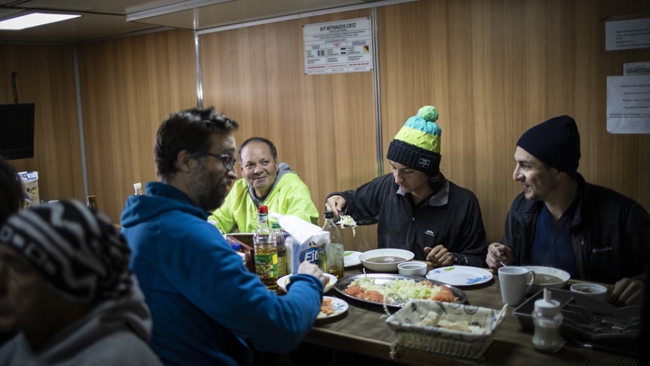 Saha çalışmalarında ise enerji kaybını engellemek için sandviç, enerji barları, kuru yemiş ve çikolata tüketildi. 