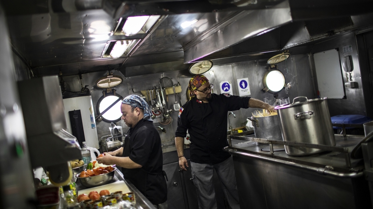 Soğuk hava koşullarında beslenmelerine de önem veren bilim insanları, sefer süresince gemide Şilili aşçıların pişirdiği yemekleri yedi. 