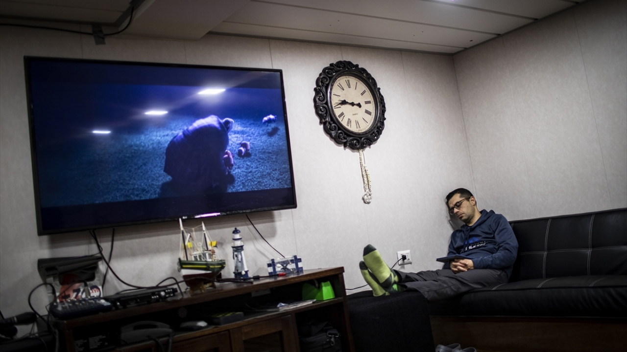 Gemi seyir halindeyken deniz tutması yaşayan bilim insanları, bu zorlu süreçleri ise kamaralarında dinlenerek atlattı. 