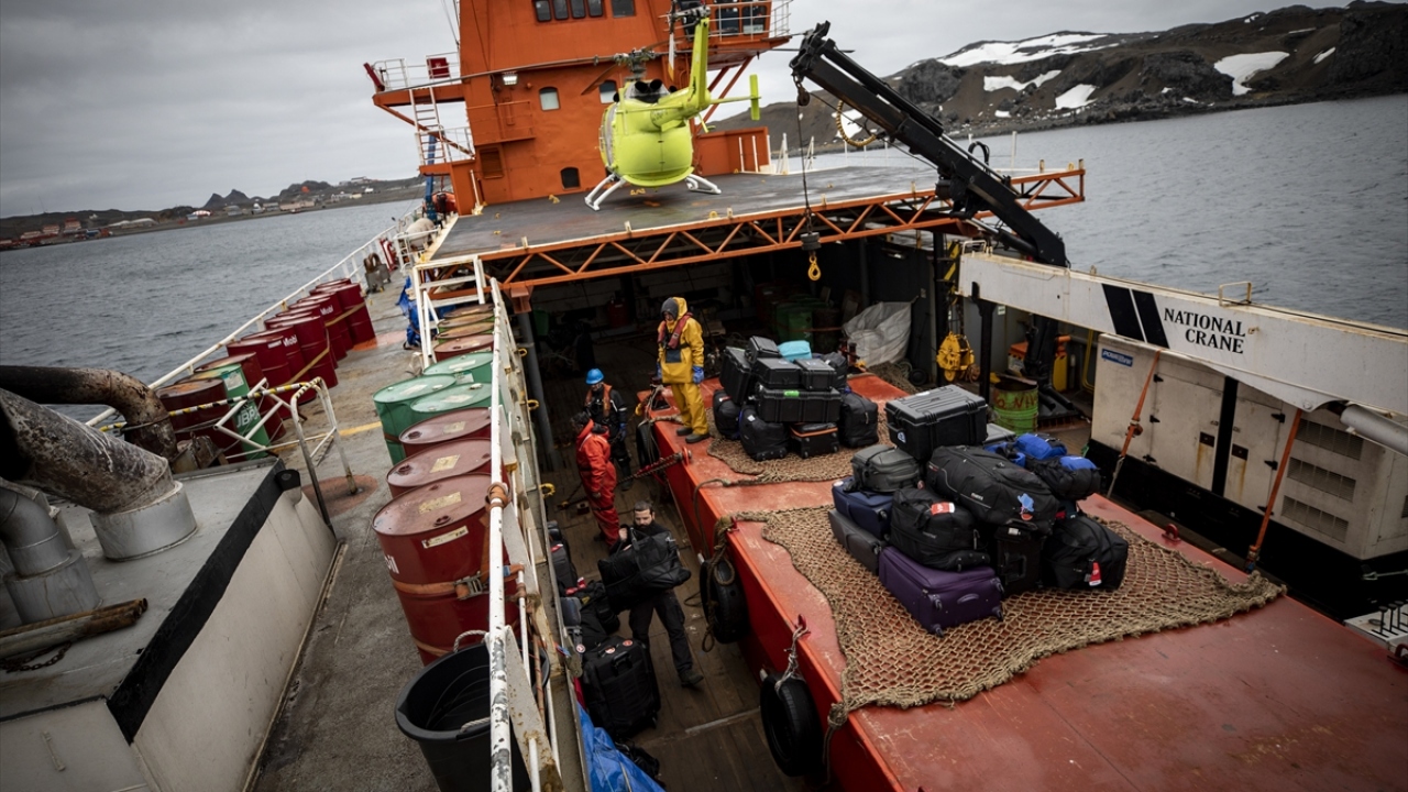 Bir ay boyunca Şili bayraklı Betanzos isimli gemide konaklayan 24 bilim insanı, yaklaşık 300 metrekarelik bir alanda yaşamlarını geçirdi. 