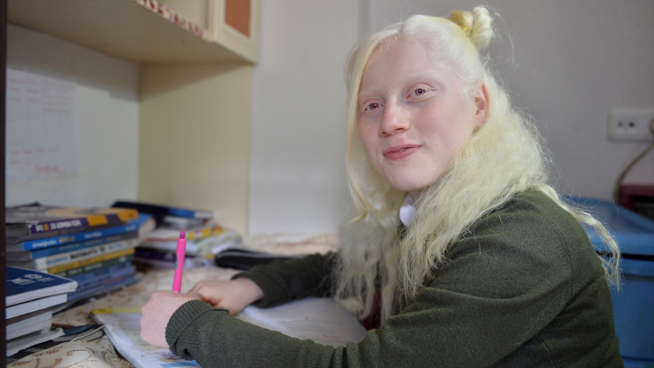 Bu süreçte derslerini aksatmadan fırsat buldukça evde, okulda ve spor salonunda idman yapan Ruken, 2016 yılından bu yana kısıtlı imkanlarla katıldığı organizasyonlarda Türkiye şampiyonu olmayı başardı.