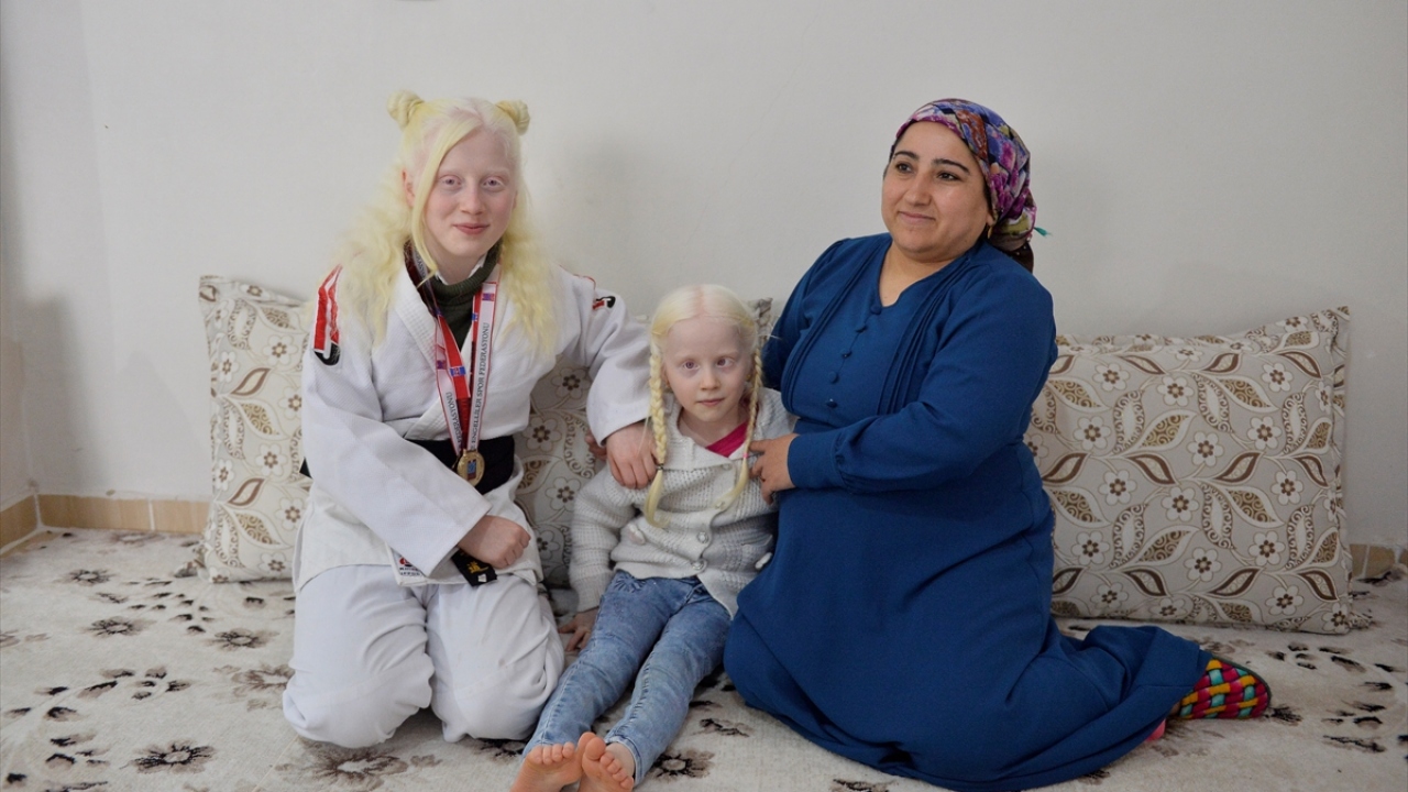 Son olarak geçen ay Karaman`da düzenlenen müsabakada gençler ve ümitlerde çıktığı 21 maçın tamamını kazanan Ruken, bir kez daha Türkiye şampiyonu oldu.