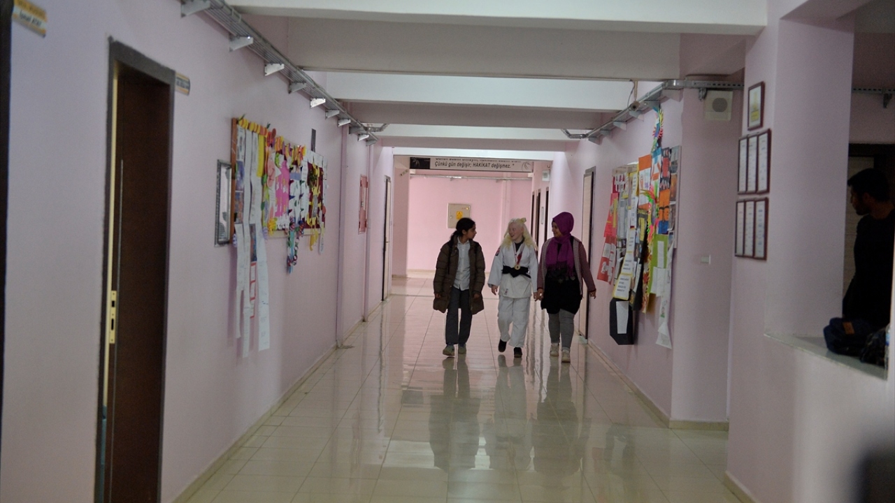 Ruken Adıgüzel, yaptığı açıklamada, judo ile ilgilenen ağabeyine özenerek öğretmeninin de desteğiyle bu spora başladığını söyledi.