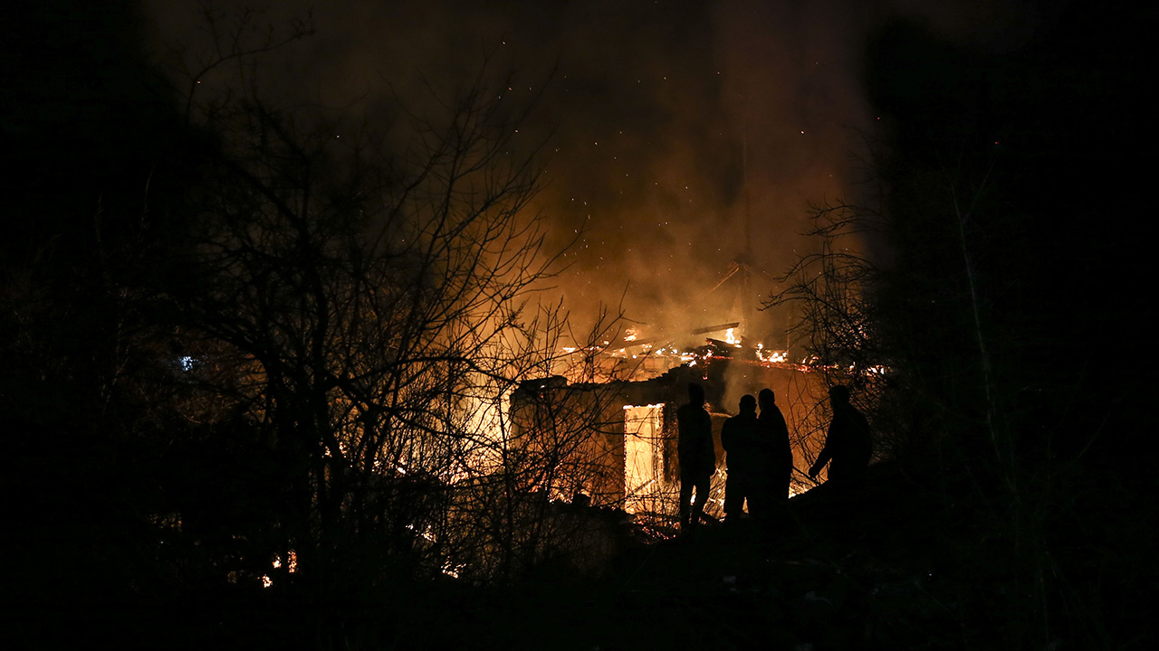 Çankaya Çiğdem Mahallesi 1591. Sokak`ta topladıkları atık kağıt ve plastik eşyaları satarak geçimlerini sağlamaya çalışan Avcı ailesinin barındığı evde aydınlatma için kullanılan mumun devrilmesi sonucu yangın çıktı. 