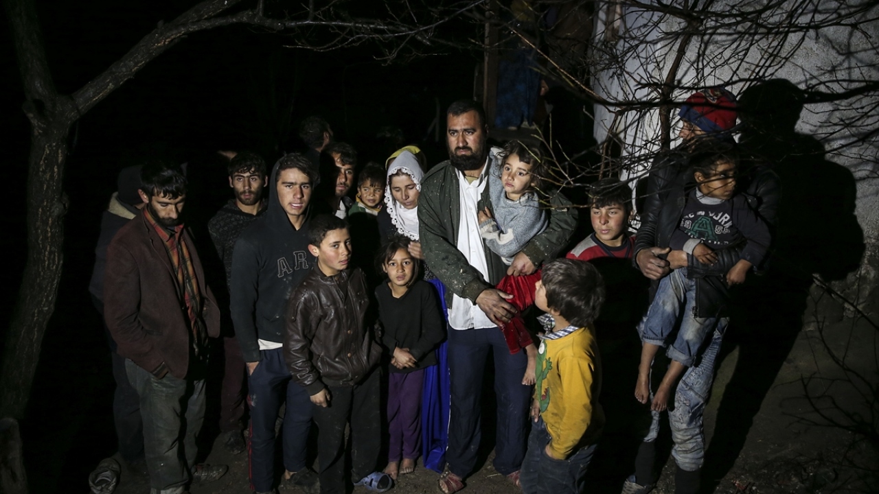 Evi saran alevler arasında uyanan Mehmet Avcı eşi ve 6 çocuğu ile birlikte kendilerini güçlükle dışarı attı.