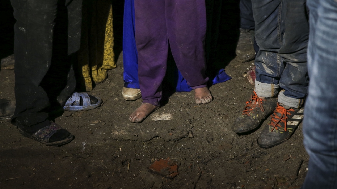 Yanan evlerini gecenin soğuğunda çıplak ayaklarıyla izledi