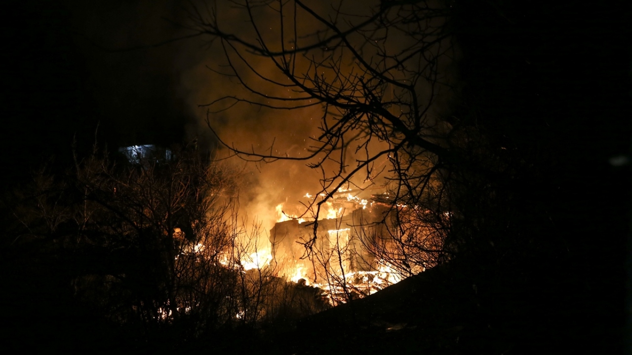 Alevleri gören çevredeki vatandaşlar itfaiyeye haber verirken, su doldurdukları kovalar ve bahçe hortumuyla yangını söndürmeye çalıştı.