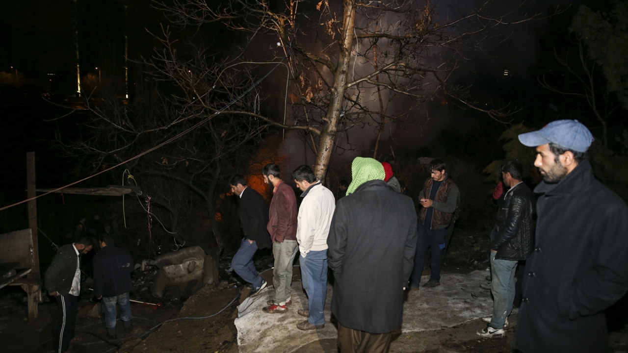 Yangın sonrası komşularının evlerine sığınan aileler, evlerinin yanışını gözyaşları içinde izledi.