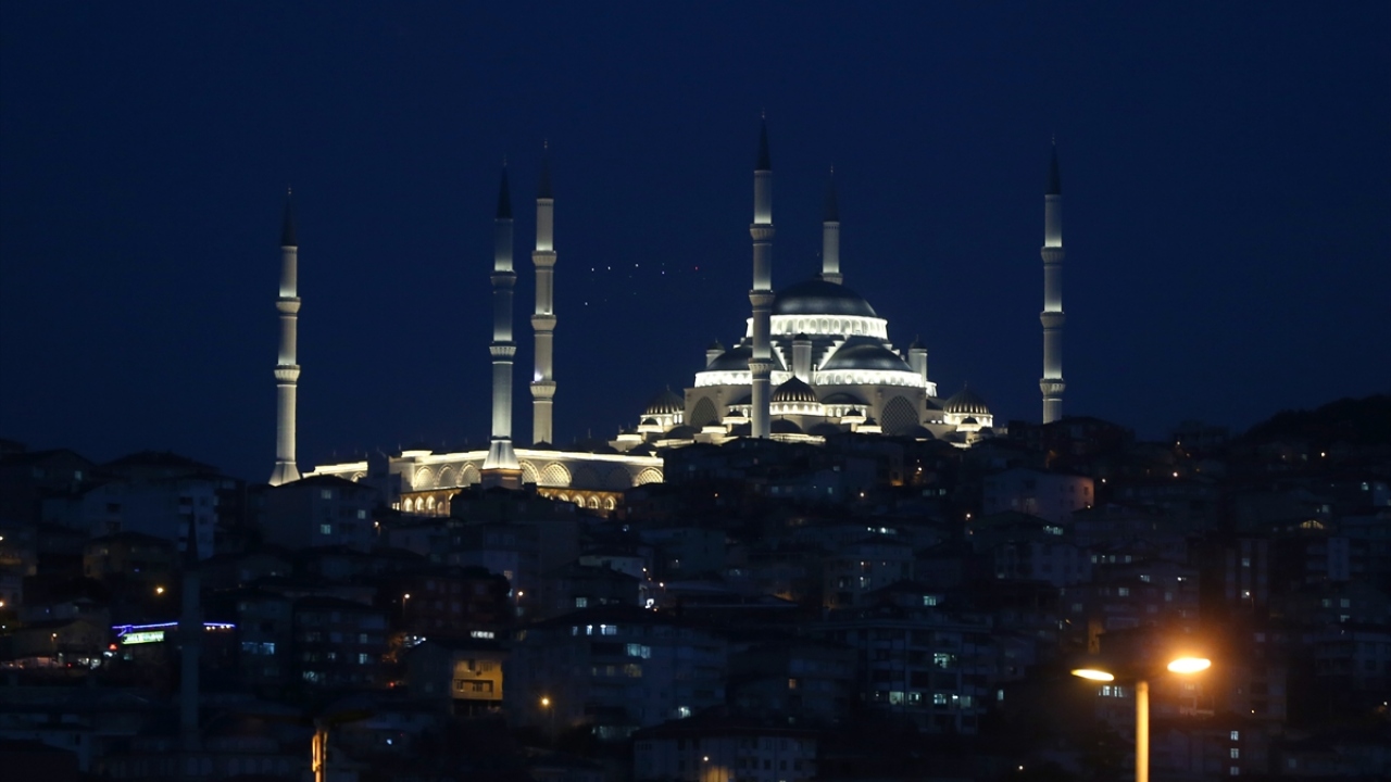 Cami, ses, ışık, ısıtma, havalandırma, güvenlik ve zayıf akım sistemleriyle de farkını ortaya koyuyor. 