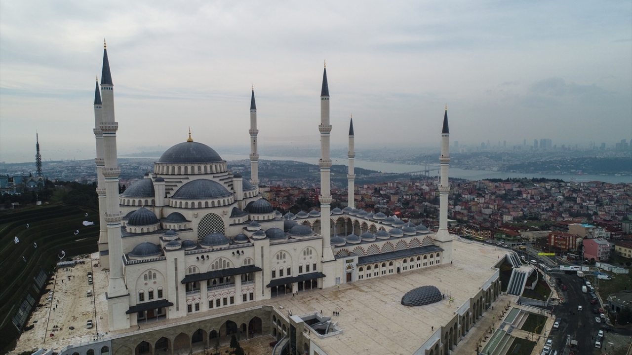 Çamlıca Camii, halı serili alanında 25 bin olmak üzere 63 bin kişinin aynı anda ibadet edebileceği bir cami kompleksi olarak tasarlandı. Camide aynı anda 8 cenazenin namazı kılınabilecek.