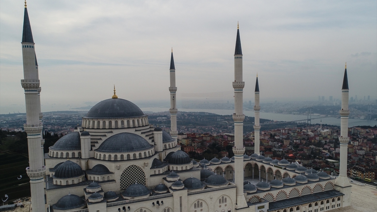 Çamlıca Camii ibadet alanının yanı sıra 11 bin metrekarelik müze, 3 bin 500 metrekarelik sanat galerisi, 3 bin metrekarelik kütüphane, bin kişilik konferans salonu, 8 sanat atölyesi, 3 bin 500 araçlık kapalı otoparkı bünyesinde barındırıyor.