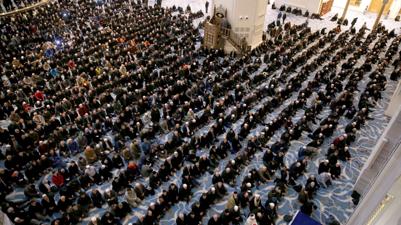 İstanbul`un en yüksek tepesine yapılan ve inşaatı 6 yıl süren camide ilk ezan sabah namazında okundu.