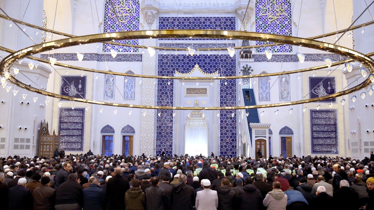 AK Parti İstanbul Büyükşehir Belediye Başkan Adayı Binali Yıldırım`ın da katıldığı sabah namazına vatandaşlar yoğun ilgi gösterdi.