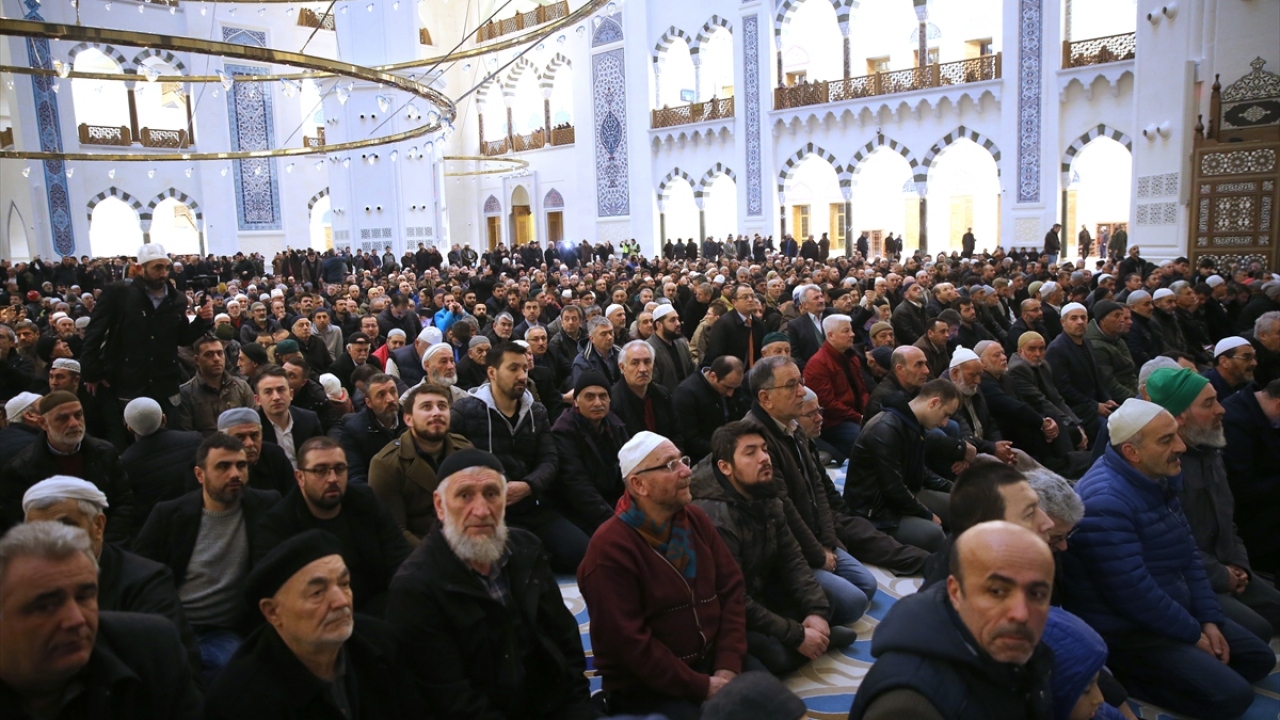 İçine girildiği andan itibaren İstanbul`un simgesi haline gelen selatin camilerinin adeta devamı hissini uyandıran Çamlıca Camii, her bir bölümünde en ince ayrıntısına kadar düşünülen detaylarıyla ilgi çekiyor. 