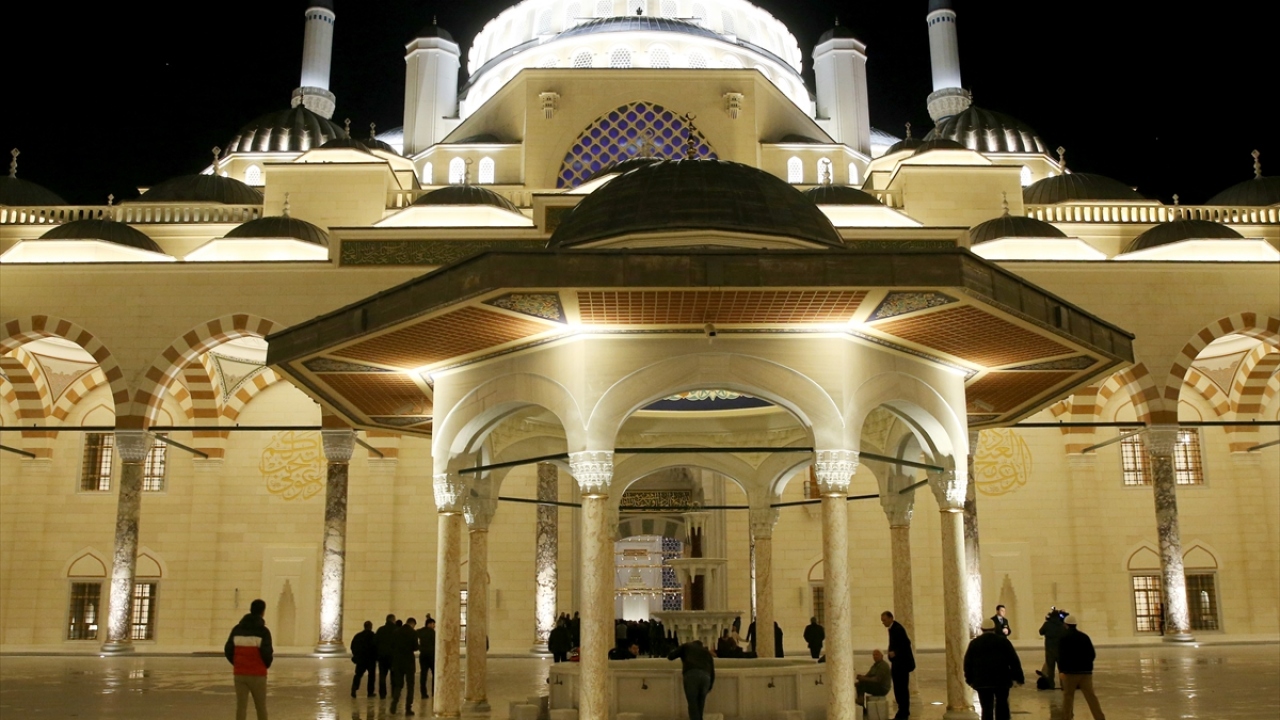 34 metre çapındaki kubbesi İstanbul`u simgeliyor