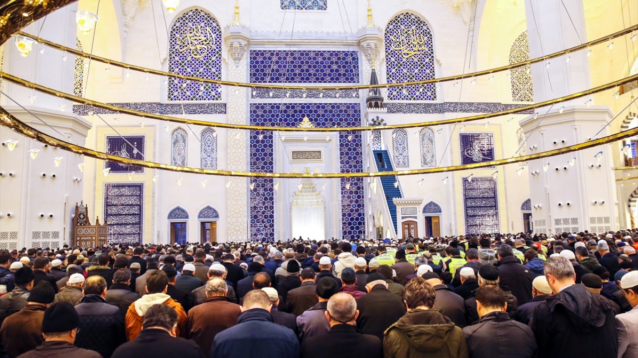 Caminin yanı sıra müze, sanat galerisi, kütüphane, konferans salonu, sanat atölyesi ve otoparkın da yer aldığı Çamlıca Camii`nin inşasında birçok yenilik ve farklılık da hayata geçirildi.