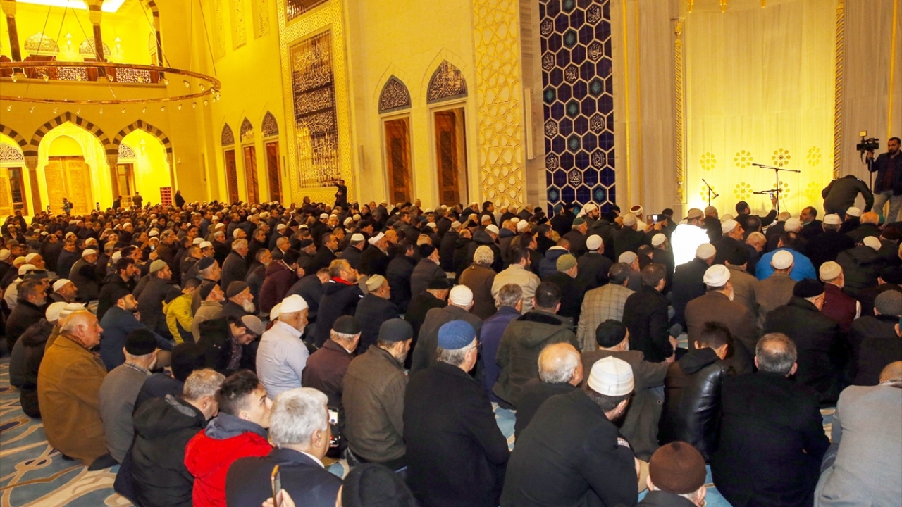 İmanın şartını temsilen 6 minareli inşa edilen Çamlıca Camii`nin üç şerefeli 4 minaresi Malazgirt Zaferi`ne ithafen 107,1 metre, iki şerefeli 2 minaresi ise 90 metre yüksekliğinde yapıldı.