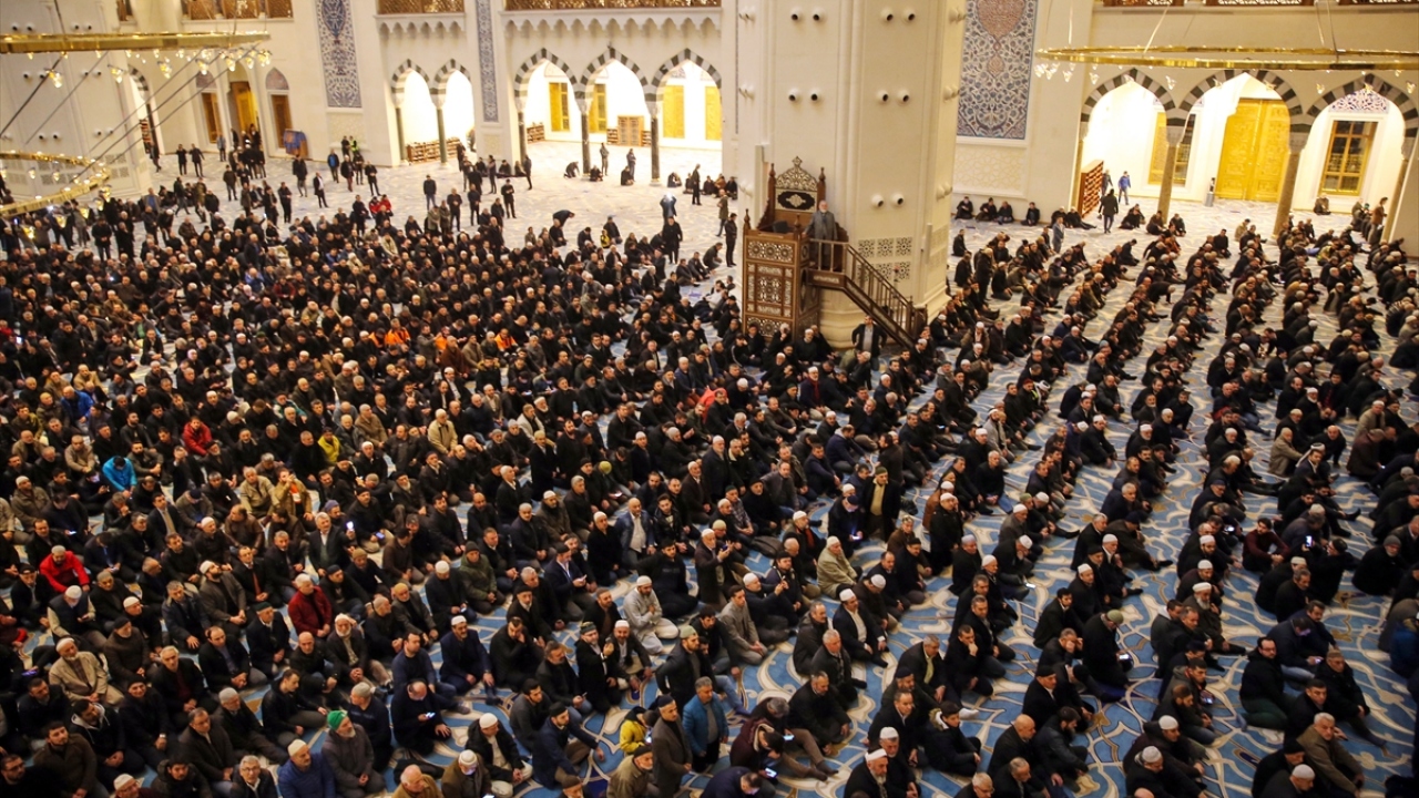 Görkemli mimarisiyle İstanbul`un her noktasından rahatlıkla görülebilen Çamlıca Camii, bu heybetli yapısına yakışır anlamda bazı rakamsal büyüklükleri de ihtiva ediyor.