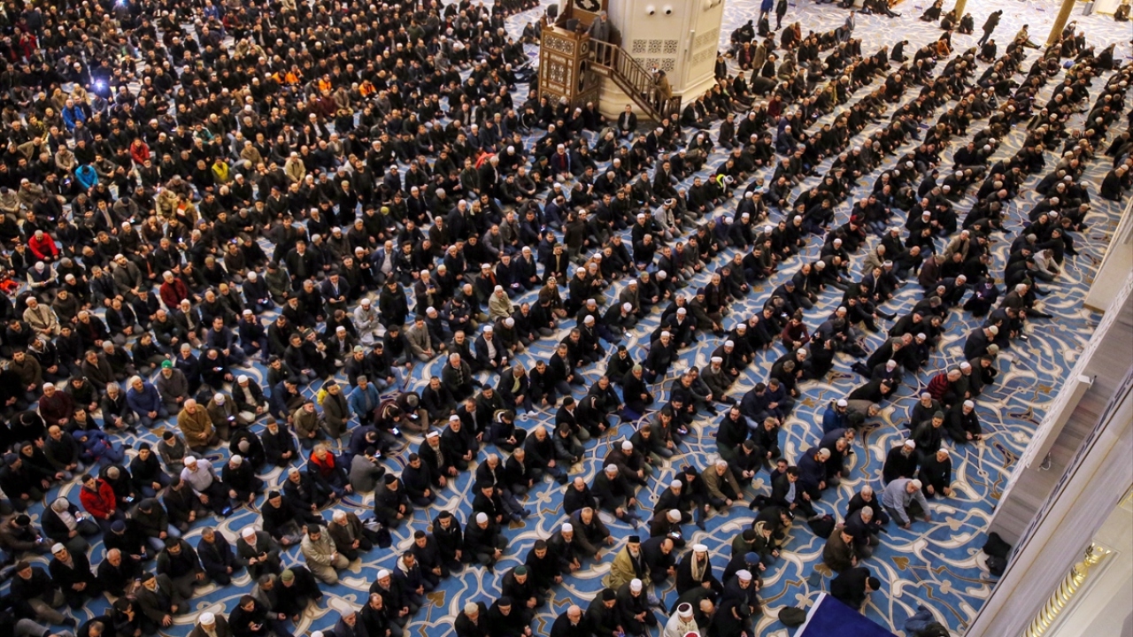 Caminin 72 metre yükseklikteki ana kubbesi İstanbul`da yaşayan 72 milleti, 34 metre çapındaki kubbesi İstanbul`u simgeliyor.