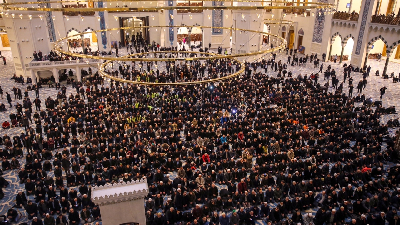 Kubbenin iç yüzeyine, 16 Türk devletine ithafen Allah`ın isimlerinden 16`sı, Haşr Suresi`nin son iki ayetinden istifade edilerek yazıldı.