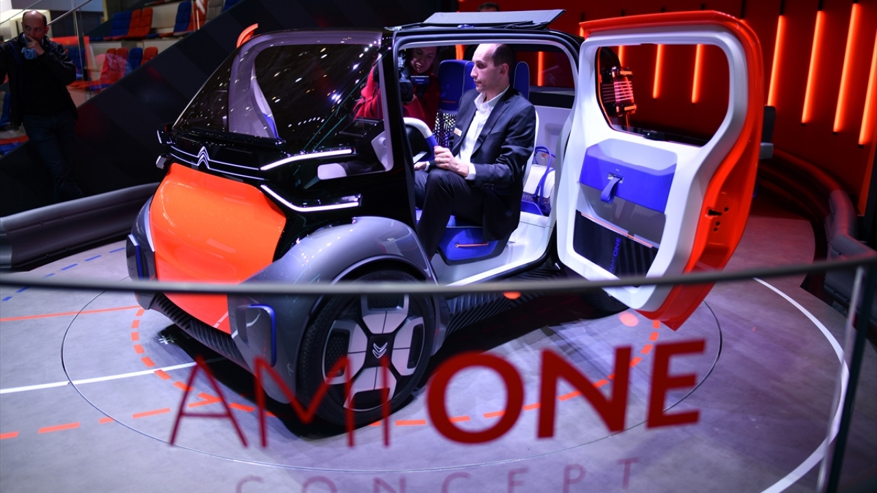 Dünyanın en hızlı ve en pahalı otomobillerinin görücüye çıktığı 110 bin metrekarelik fuar alanında, firmalar 220 stantta en son teknolojik ürünlerini tanıtma imkanı bulacak. 