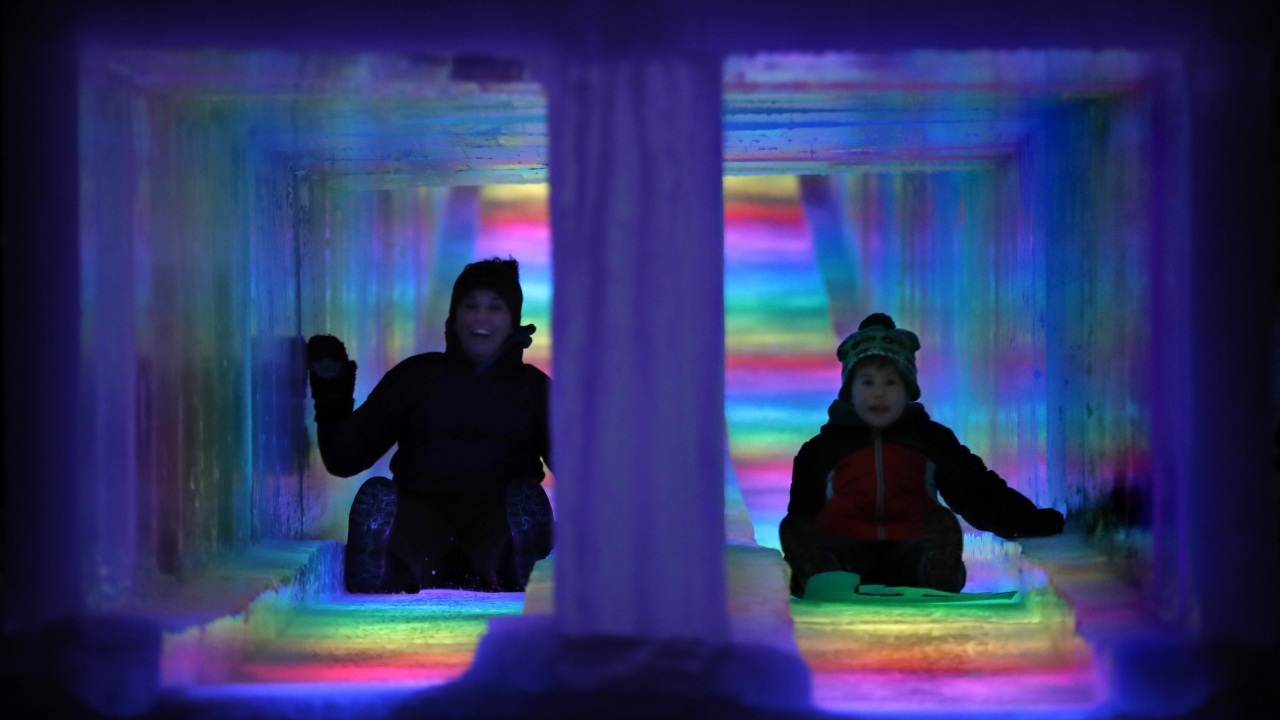 Güneş battıktan sonra da, buza gömülü LED ışıkları sayesinde alan rengarenk oluyor.