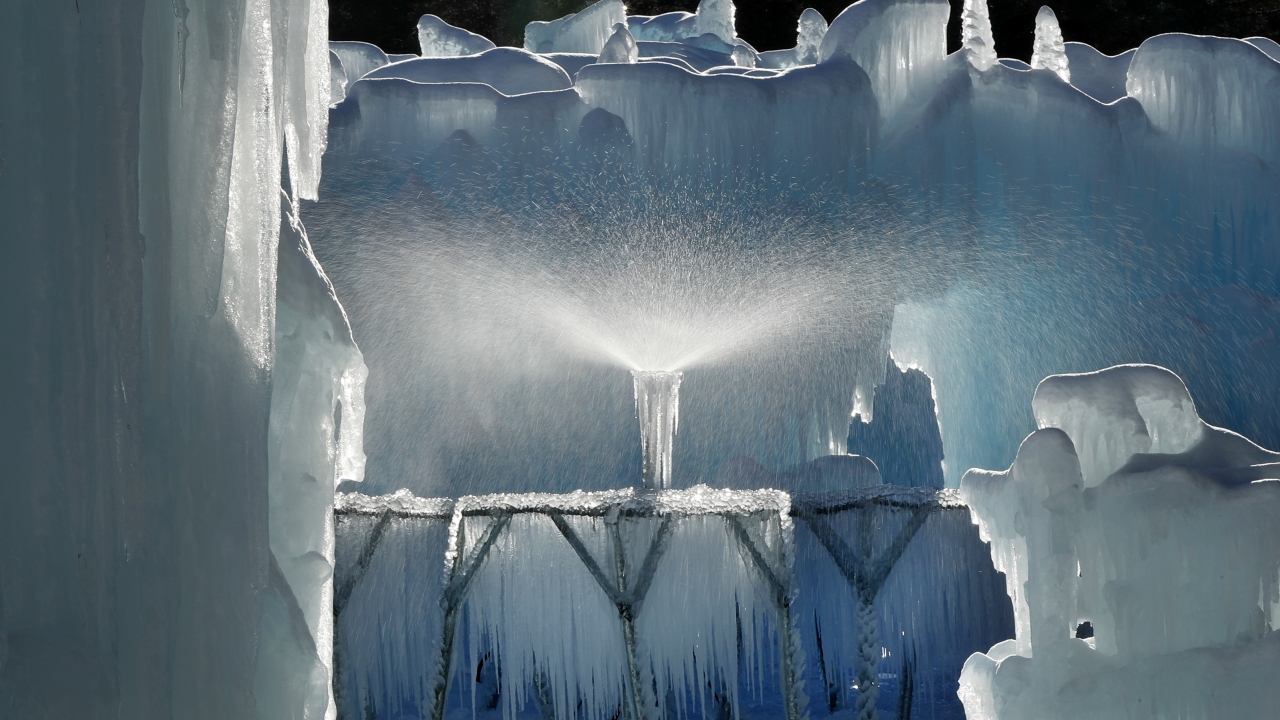 Sarkıtların büyümesi için su püskürtülen metal raflar bulunuyor.