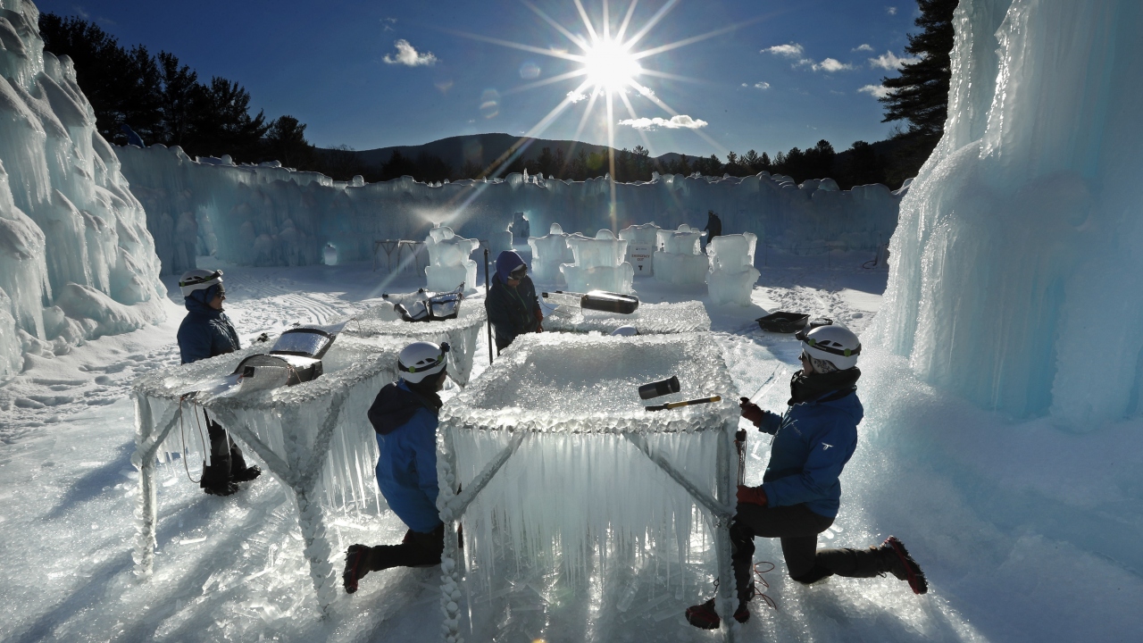 Daha sonra 70`den fazla fıskiyenin etrafına yerleştirilen sarkıtlar, buz sanatçıları tarafından toplanıyor.