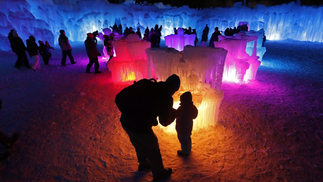 Ziyaretçiler, fantastik bir film müziği eşliğinde burayı keşfediyor.