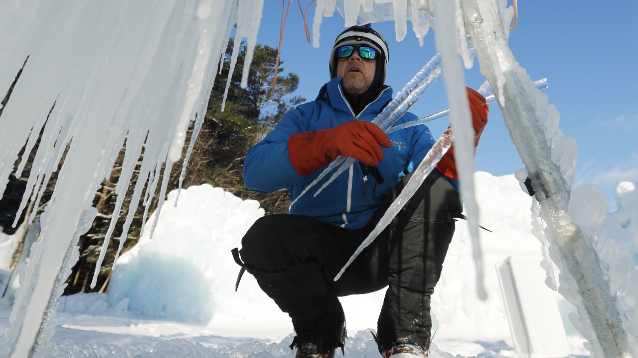 Buzdan yapılmış berrak bir avlu...