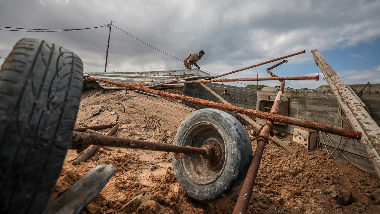 Filistinler, saldırı bölgesinde enkaz kaldırma çalışması başlattı.