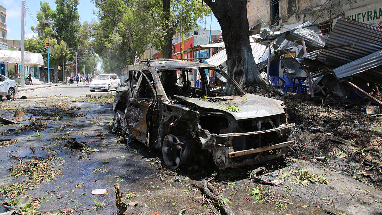 Emniyet kaynaklarından alınan bilgiye göre, başkent Mogadişu`daki Somali Müzesi yakınında sivillerin olduğu bir restoranın yakınında park halindeki bomba yüklü araçla saldırı düzenlendi.