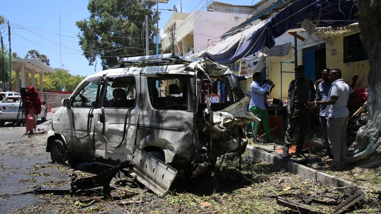 Somali Müzesi yakınındaki sivillerin olduğu bir restoran civarında düzenlenen saldırıda, çevredeki bazı araç ve binalar hasar gördü.