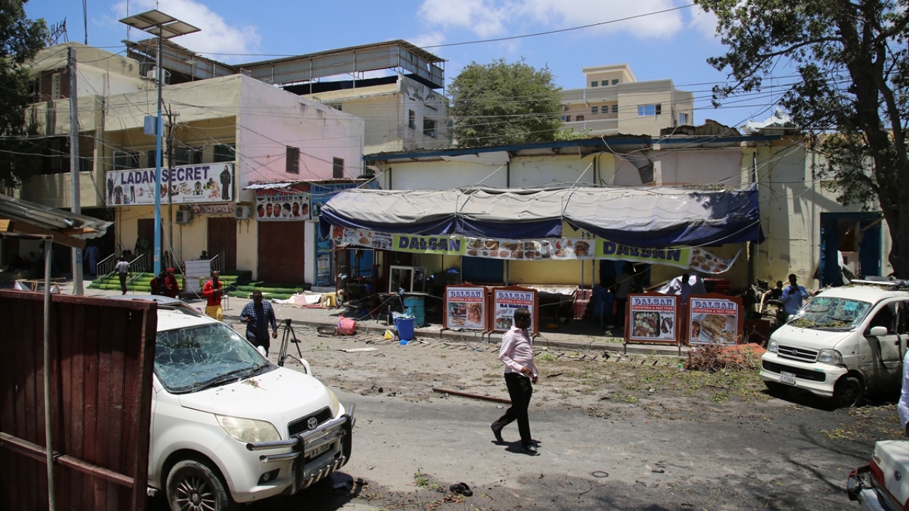 Ülkenin güneyindeki çok sayıda köy ve kasabayı elinde bulunduran terör örgütü Eş-Şebab, sık sık güvenlik görevlilerini ve sivilleri hedef alan saldırılar düzenliyor. 