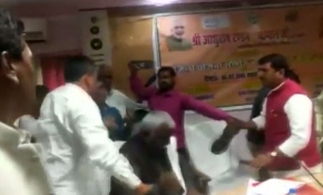 Hindistan'da iktidar partisi milletvekillerinden ayakkabılı kavga