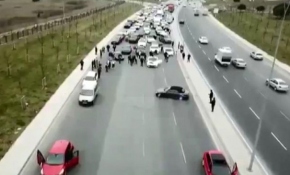 Lüks otomobillerden oluşan düğün konvoyu yol kapatıp drift yaptı