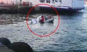 Eminönü'nde otomobil denize uçtu