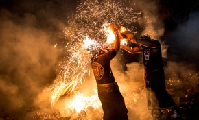 Endonezya'da Hinduların geleneksel "ateş savaşı"