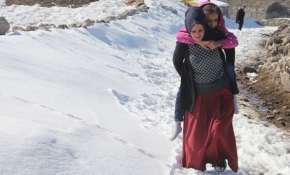 Fedakar anne engelli kızını okula sırtında taşıyor