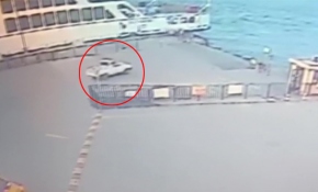 Eminönü'nde otomobil denize böyle uçtu