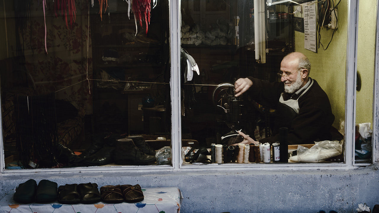 Çocukluğundan beri devam ettirdiği ayakkabı tamirciliği ile yaşadığı evi yaptıran ve dört çocuğunu okutarak evlendiren Ulusoy, artık ev geçindirmeye imkan tanımayan mesleğini büyük bir aşkla sürdürmeye devam ediyor. 